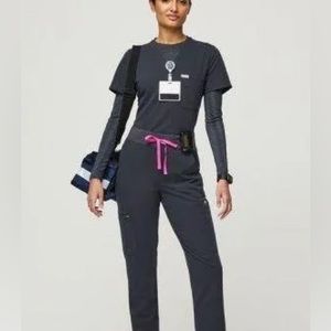 FIGS scrubs Slim Catarina top